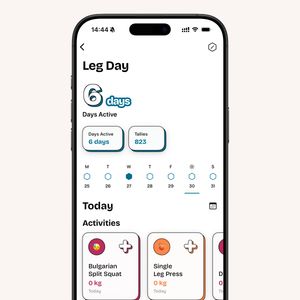 A focused tracking screen for a 'Leg Day' workout, displaying progress metrics like a 6-day active streak and listing today's exercises, such as Bulgarian Split Squat, ready to be logged.